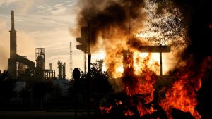 Continúa la huelga que provoca la falta de combustible en Francia