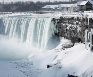 Bajas temperaturas dejan semi congeladas a las cataratas del Niágara