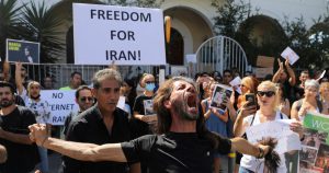 Irán endurece la represión y los trabajadores del petróleo se suman a las protestas