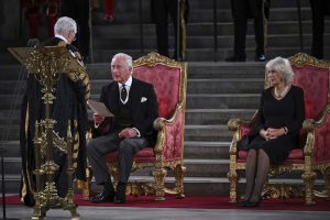 La agenda de Carlos III: habló ante el Parlamento y fue a la vigilia de la Reina