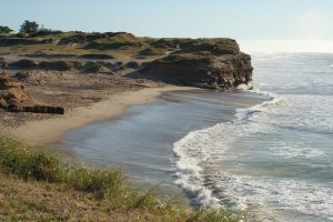 Apareció el cuerpo de una mujer en los acantilados: creen que fue apuñalada y arrojada a la playa