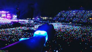 ¿Cómo funcionan las populares pulseras de Coldplay?