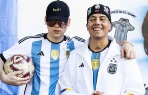 Bizarrap y Duki lanzaron “3 estrellas en el conjunto”, una canción homenaje a la Selección Argentina