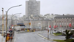 Mostró un truco para ver mejor en días de lluvia por las ventanillas del auto y se volvió viral