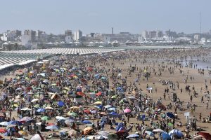 Denuncian ocupación ilegal de espacios  en playas públicas del sur de Mar del plata