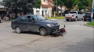 Brutal choque entre una moto y un auto en Dorrego y Paso