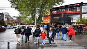 A pesar de la llegada de los turistas, los comercios no logran levantar las ventas