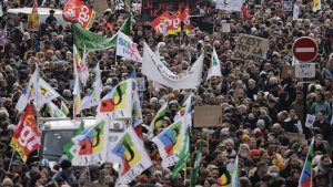 Francia: Emmanuel Macron no retrocede con la reforma de pensiones pese a las protestas