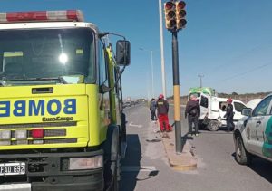 Lo sacaron los bomberos: chocó y quedó atrapado dentro del auto