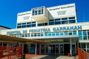 Posponen la subasta de los guantes de “Dibu” Martínez a beneficio del Hospital Garrahan
