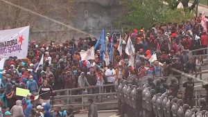 Caos en la Autopista 25 de Mayo: protesta y desalojo