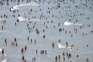 Tensión en Camet Norte: rescataron a una familia que había sido arrastrada cien metros mar adentro