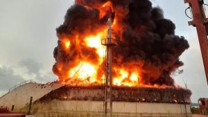 Impresionante incendio en Cuba: un rayo impactó en dos tanques de petróleo