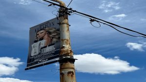 Remueven carteles publicitarios de las columnas al lado de la calle