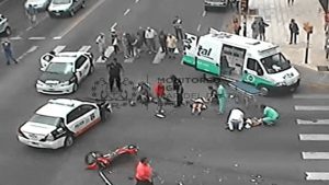 Motociclista resulta herida tras un duro choque en Colón e Independencia