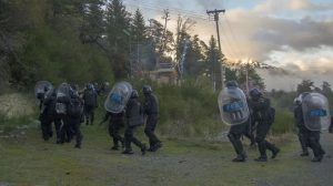 Fuerzas policiales llevan adelante el desalojo de mapuches en Villa Mascardi