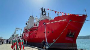 Mar del Plata: llega a la ciudad un buque polar de la Armada búlgara