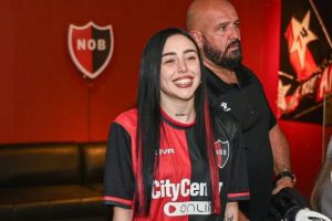 ¿Romance confirmado?: Nicki Nicole y Peso Pluma alentaron juntos a Newell’s