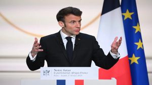 Francia “reducirá” su presencia militar en África