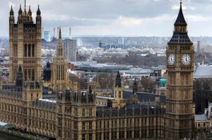 Reino Unido: la oposición pide elecciones y buscan reemplazante en tiempo récord