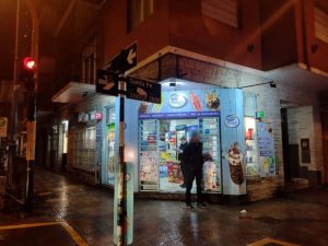 Detuvieron a un hombre por asaltar un kiosco en el centro y amenazar a la empleada con un palo