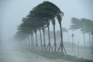 Huracán Ian: inundaciones y personas atrapadas en sus hogares en Florida