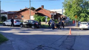 Una mujer fue atropellada mientras llevaba a su hijo en bicicleta