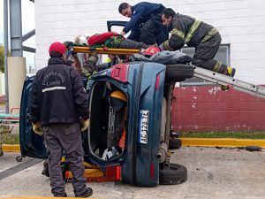 Tendencias: una mujer dio el examen de conducir y volcó