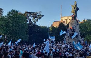 Otra persona cayó del Monumento durante los festejos en Mar del Plata y está grave