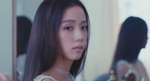 Jisoo de BLACKPINK lanzó “Flower”, su sencillo debut en solitario