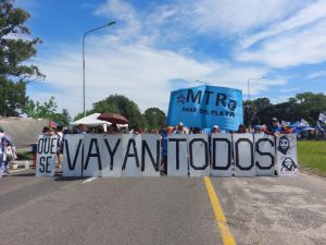 Corte de ruta 2 en Mar del plata exigiendo el pago del potenciar trabajo