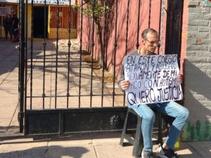 Córdoba: denunció que su hijo fue abusado en el colegio y se encadenó para pedir justicia