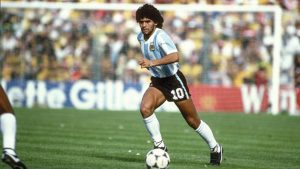 Subastará la primera camiseta de Diego Maradona en un mundial