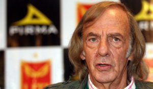 César Luis Menotti fue internado luego de sufrir un accidente doméstico