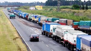 Restringen la circulación de camiones por rutas para evitar siniestros viales
