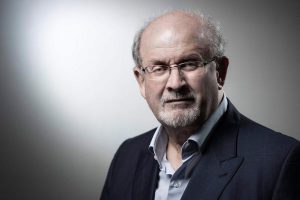 Rushdie permanece conectado a un respirador artificial y su agresor fue identificado