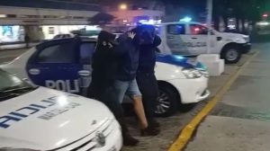 Detienen a un hombre por sustraer herramientas del interior de un auto