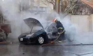 Un matrimonio dejo a su hijo en el colegio y se les prendió fuego el auto