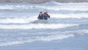 Rescataron a un joven que practicaba surf en Playa Grande