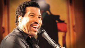 Lionel Richie celebra 74 años: su discografía y mejores éxitos