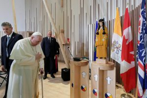 Tribus canadienses le responden al Papa Francisco