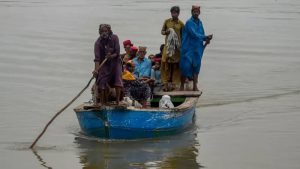 Medio Pakistán bajo el agua y casi 1000 muertos, debido a la “catástrofe climática”