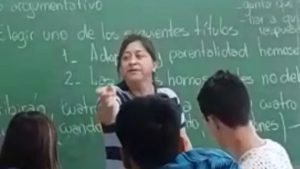 Una mujer golpeó a un estudiante en el aula por hacerle bullying a su hijo