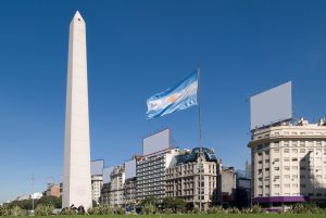 Obelisco: Netflix promocionó la nueva temporada de “Sex Education” con un preservativo gigante