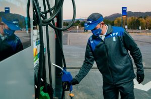 Nafta: desde mañana YPF aumentará sus combustibles en un 6%