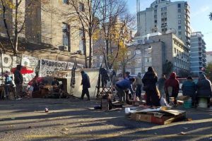 El municipio denunció ante la Justicia a las organizaciones que acampan en el centro