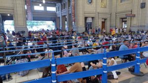 Cientos de personas acampan para conseguir pasajes en tren a Mar del Plata