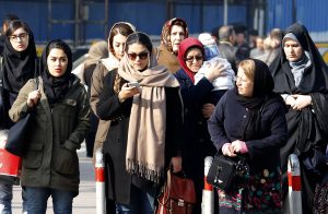 Detuvieron a más de 300 personas en Irán por militar contra el uso obligatorio del velo