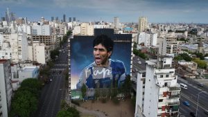 Terminan los últimos detalles del mural de Diego Maradona en el sur de CABA