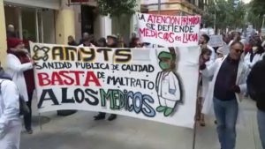España: el sector de los médicos convoca a huelgas para protestar contra sus condiciones laborales